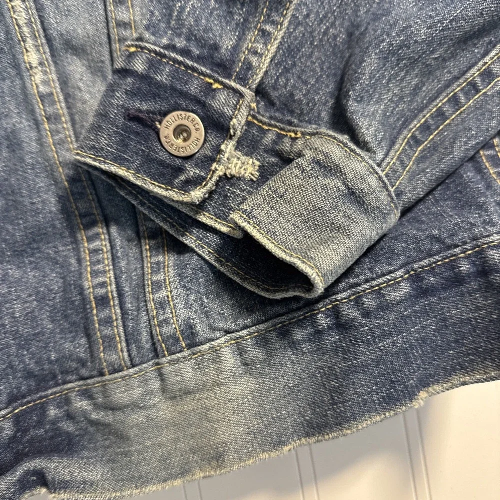 Hollister Men's Denim Distressed Trucker Jean Jacket Size XL Medium Wash